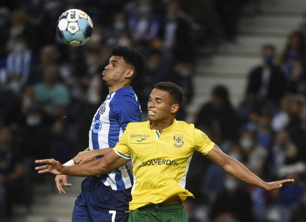 Marcó en el triunfo del Porto y es líder de goleadores 1 Marcó en el triunfo del Porto y es líder de goleadores La temporada de Luis Díaz es para quitarse el sombrero. Con su club, el Porto, el guajiro no se cansa de marcar goles. Este sábado, en la Liga de Portugal, por ejemplo, el también atacante de la Selección Colombia fue una de las figuras del partido frente al Paços de Ferreira, ya que con un gol contribuyó para la victoria por 2-1.