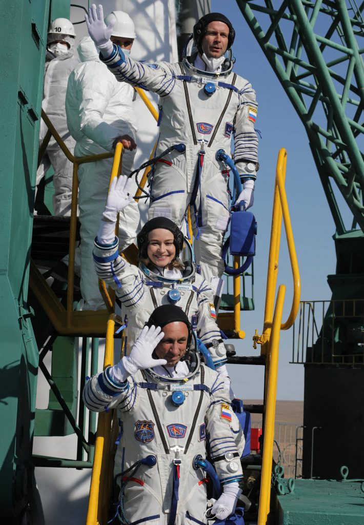 Actriz, cineasta y astronauta, listos para la primera película en el espacio 5 Actriz, cineasta y astronauta, listos para la primera película en el espacio Una actriz y un director de cine rusos llegaron este martes a la Estación Espacial Internacional (ISS) para filmar el primer largometraje de ficción en el espacio.