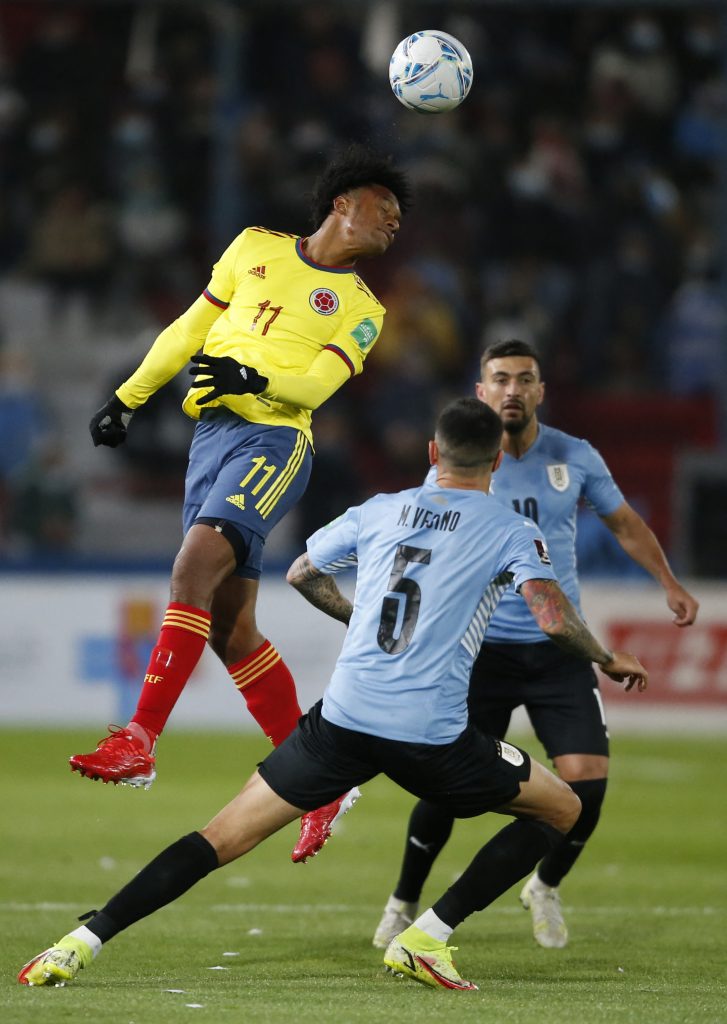 ¡Qué paridera! Colombia cerró el primer tiempo con empate Un primer tiempo muy sufrido acaba de cerrar la Selección Colombia frente a Uruguay en el Estadio Gran Parque Central de Montevideo, donde el equipo 'Tricolor' fue víctima de los constantes ataques de la 'Celeste', pero por fortuna se sacó el arco en ceros gracias al portero David Ospina y a la mala puntería del rival.