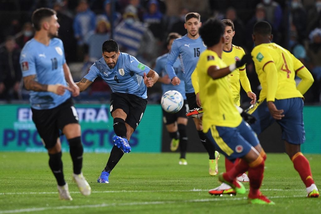 ¡Qué paridera! Colombia cerró el primer tiempo con empate Un primer tiempo muy sufrido acaba de cerrar la Selección Colombia frente a Uruguay en el Estadio Gran Parque Central de Montevideo, donde el equipo 'Tricolor' fue víctima de los constantes ataques de la 'Celeste', pero por fortuna se sacó el arco en ceros gracias al portero David Ospina y a la mala puntería del rival.