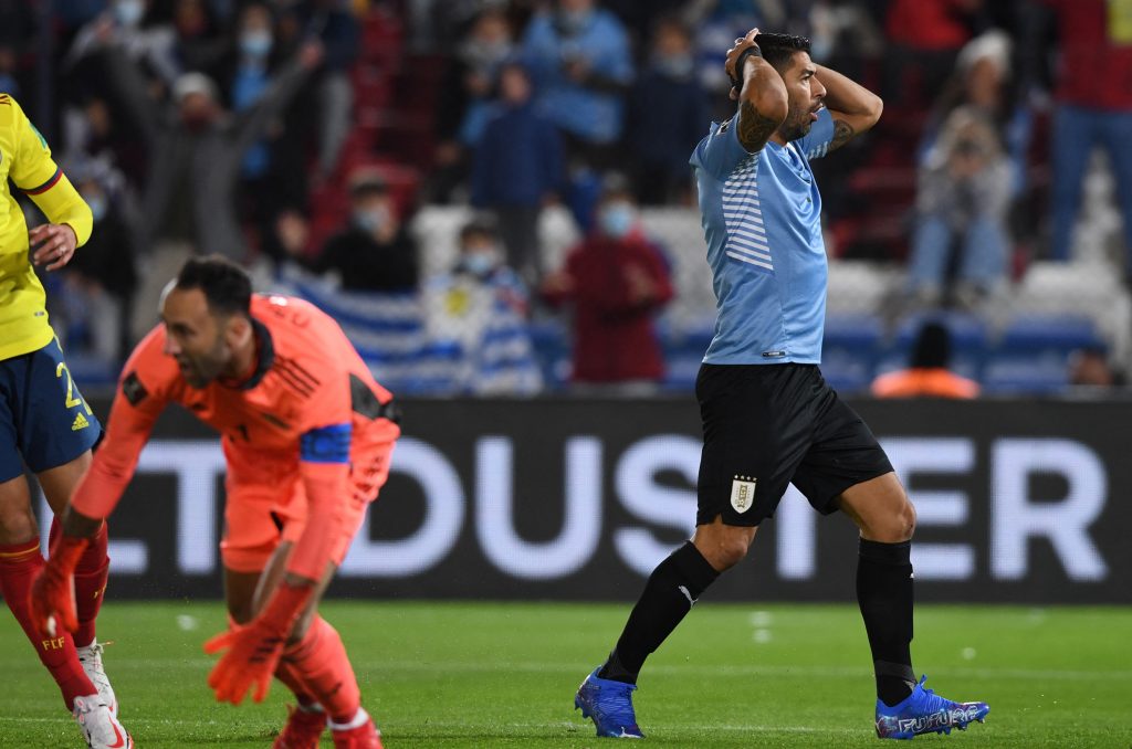 ¡Qué paridera! Colombia cerró el primer tiempo con empate Un primer tiempo muy sufrido acaba de cerrar la Selección Colombia frente a Uruguay en el Estadio Gran Parque Central de Montevideo, donde el equipo 'Tricolor' fue víctima de los constantes ataques de la 'Celeste', pero por fortuna se sacó el arco en ceros gracias al portero David Ospina y a la mala puntería del rival.