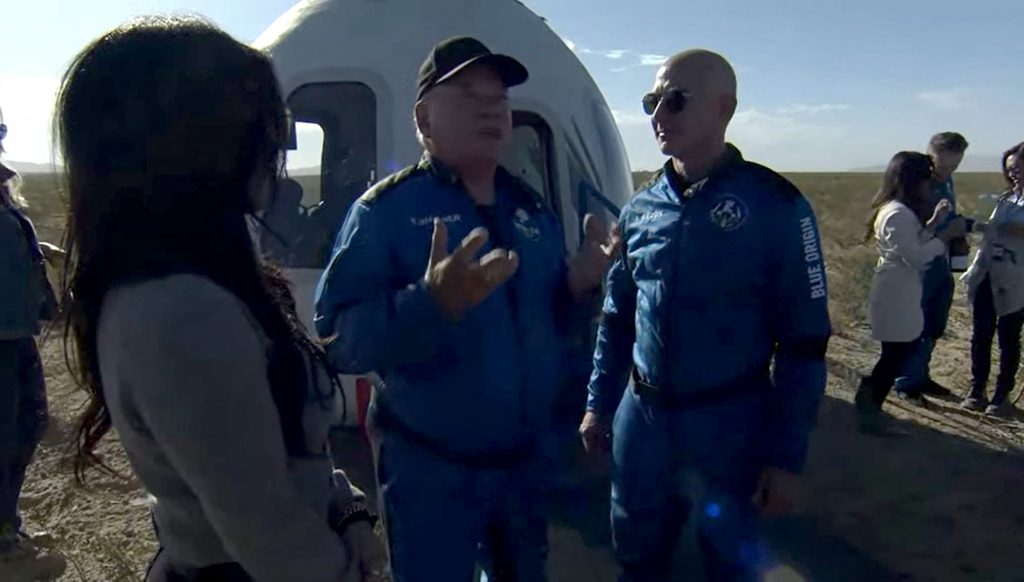 Legendario actor de 90 años, el más longevo en viajar al espacio 4 Legendario actor de 90 años, el más longevo en viajar al espacio William Shatner, astro de 'Star Trek' y uno de los personajes más reconocidos de la ciencia ficción, se convirtió este miércoles en el viajero espacial más longevo, al participar en la segunda misión tripulada de Blue Origin, que consideró una de las experiencias más profundas de su vida.