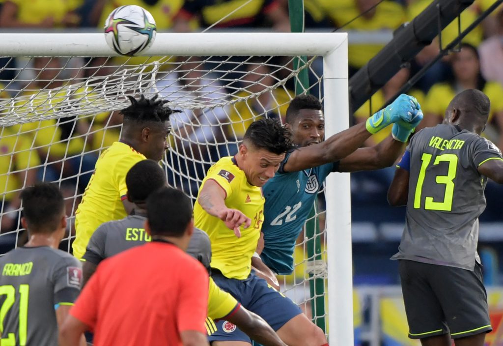 Contra Ecuador, tercer empate en línea y sin marcar goles 5 Contra Ecuador, tercer empate en línea y sin marcar goles Aburridos quedamos los colombianos con el empate de nuestra Selección 0-0 frente a Ecuador, esta tarde en el Estadio Metropolitano de Barranquilla, por la fecha 12 de la Eliminatoria Suramericana al Mundial Catar 2022, pues el equipo volvió a mostrar un flojo desempeño y perdió la posibilidad de afianzarse en puestos de clasificación directa.