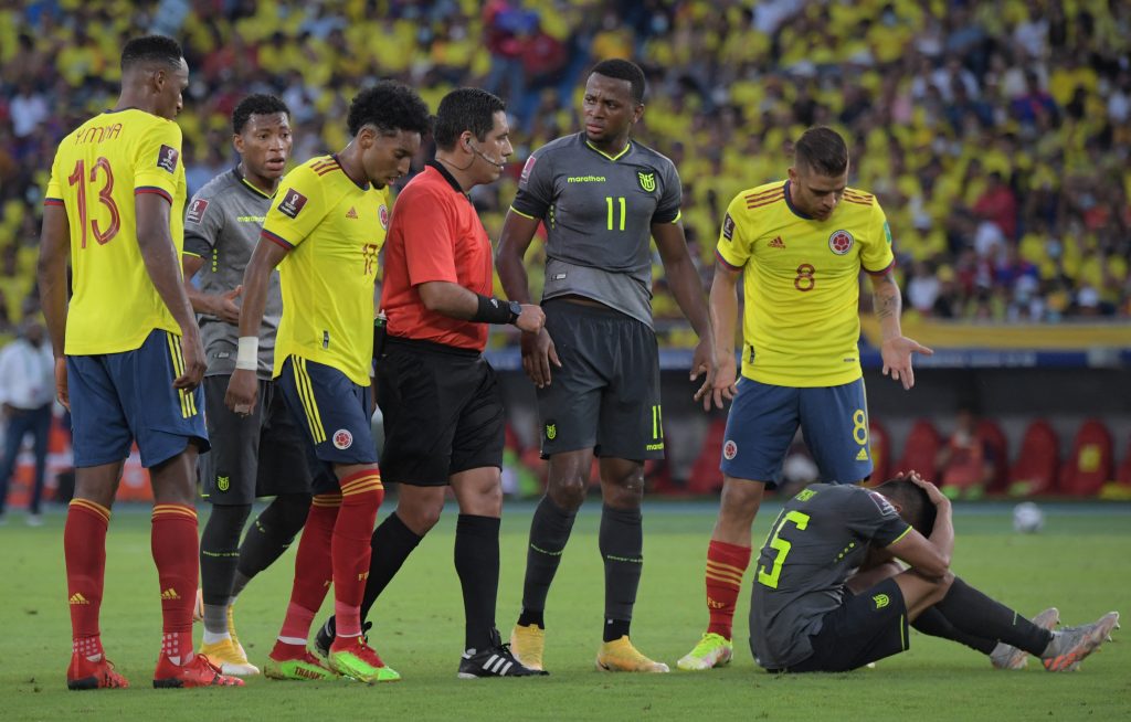 El revuelo que causó en el VAR la mano de Yerry Mina 2 El revuelo que causó en el VAR la mano de Yerry Mina La Conmebol hizo pública este viernes la discusión que tuvieron los jueces del VAR antes de anular el gol de Yerry Mina, que puso a bailar al país a los 98 minutos de juego, pero que al final nos dejó una enorme tristeza.
