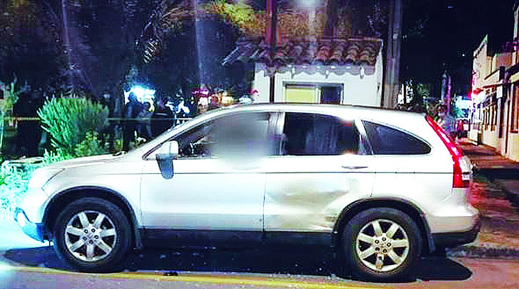 El homicidio de comerciante chino en aparente fleteo en Modelia 1 El homicidio de comerciante chino en aparente fleteo en Modelia Un maletín de color negro en el piso y los vidrios de la camioneta esparcidos sobre la acera de una calle del barrio Modelia, en Fontibón, fueron los rezagos que quedaron tras el crimen cometido contra un joven, comerciante de la China. Su cuerpo sin vida estaba en el puesto del piloto con una herida de bala que resultó mortal. Algunos vecinos fueron testigos del letal ataque.