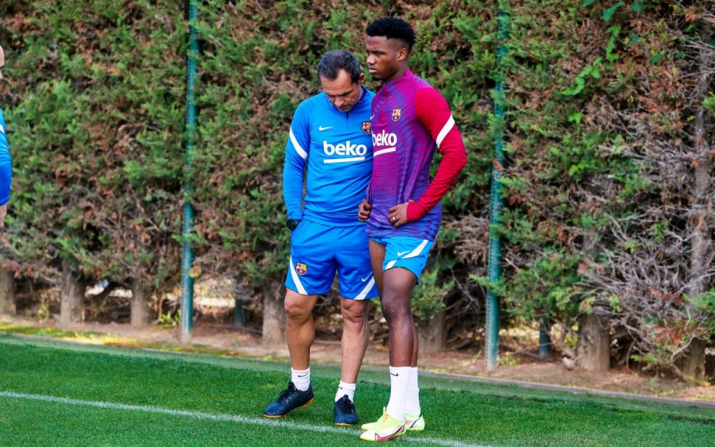 Sergi Barjuan se hace cargo del Barcelona tras salida de Koeman 2 Sergi Barjuan se hace cargo del Barcelona tras salida de Koeman El entrenador del equipo filial, Sergi Barjuan, se hará cargo provisionalmente del Barcelona tras la destitución ayer del técnico Ronald Koeman, esto mientras se espera el nombramiento de un nuevo entrenador, informó hoy el club azulgrana.