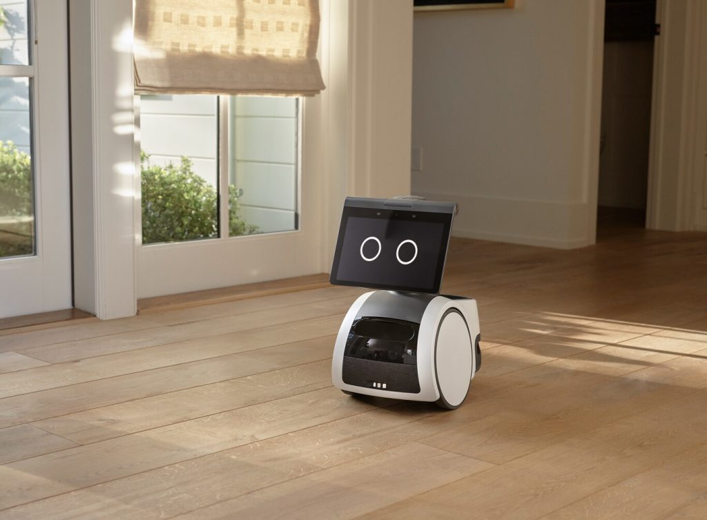 Amazon va a comercializar un robot para que cuide su casa Amazon va a comercializar un&nbsp;robot&nbsp;que puede patrullar casas, un aparato de ciencia ficción hecho realidad según el gigante tecnológico, pero una herramienta de vigilancia potencialmente preocupante para sus críticos.