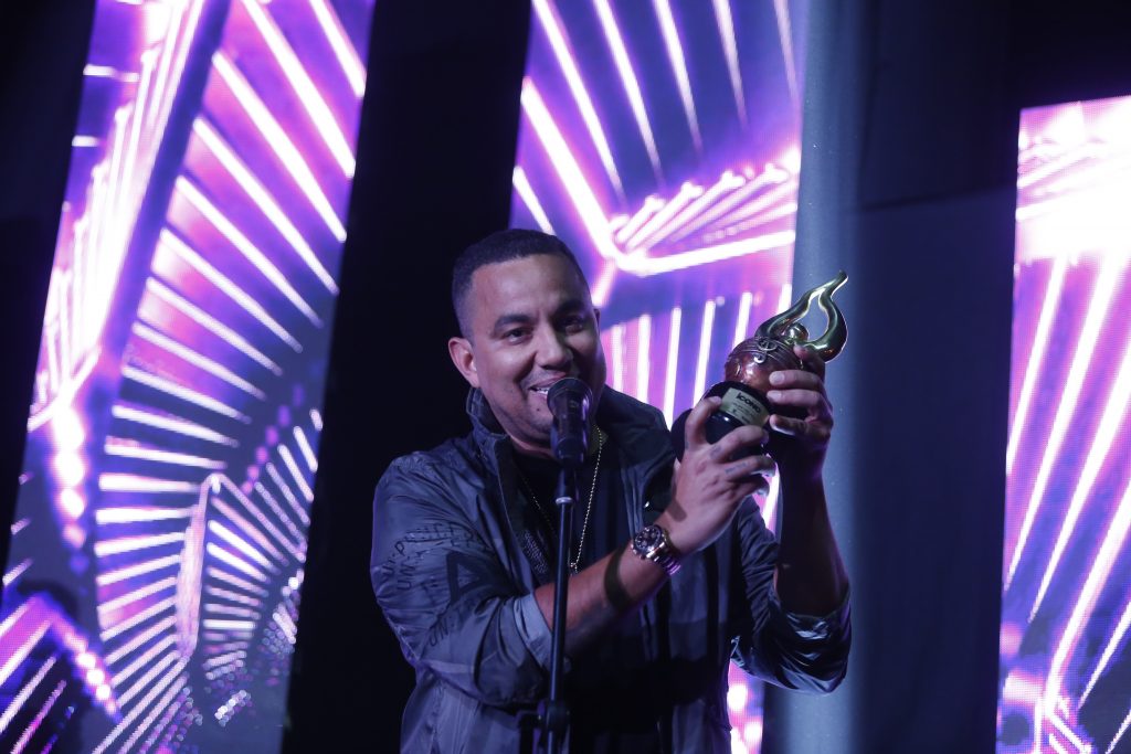 Conozca a los galardonados en los premios Ícono 4 Conozca a los galardonados en los premios Ícono La alfombra roja del City Hall El Rodeo de Medellín recibió anoche a las grandes estrellas de la música y los influenciadores del momento, quienes se vistieron de gala para vivir una verdadera fiesta, donde los íconos más representativos recibieron su respectivo galardón y hasta pusieron a bailar a los asistentes.
