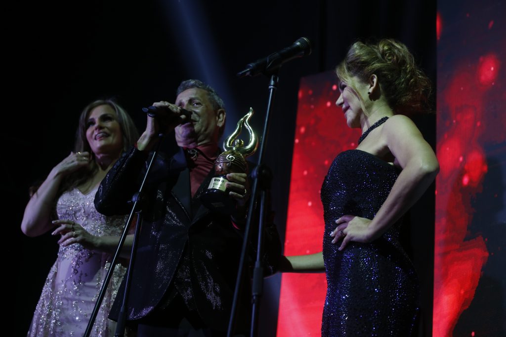 Conozca a los galardonados en los premios Ícono 2 Conozca a los galardonados en los premios Ícono La alfombra roja del City Hall El Rodeo de Medellín recibió anoche a las grandes estrellas de la música y los influenciadores del momento, quienes se vistieron de gala para vivir una verdadera fiesta, donde los íconos más representativos recibieron su respectivo galardón y hasta pusieron a bailar a los asistentes.
