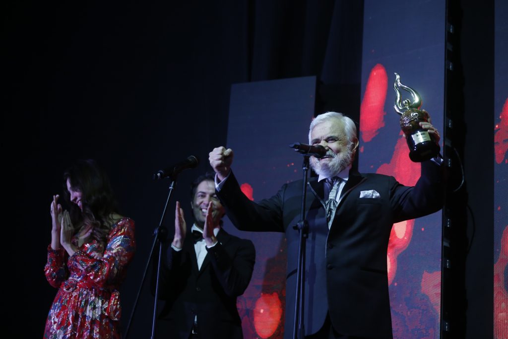 Conozca a los galardonados en los premios Ícono 1 Conozca a los galardonados en los premios Ícono La alfombra roja del City Hall El Rodeo de Medellín recibió anoche a las grandes estrellas de la música y los influenciadores del momento, quienes se vistieron de gala para vivir una verdadera fiesta, donde los íconos más representativos recibieron su respectivo galardón y hasta pusieron a bailar a los asistentes.