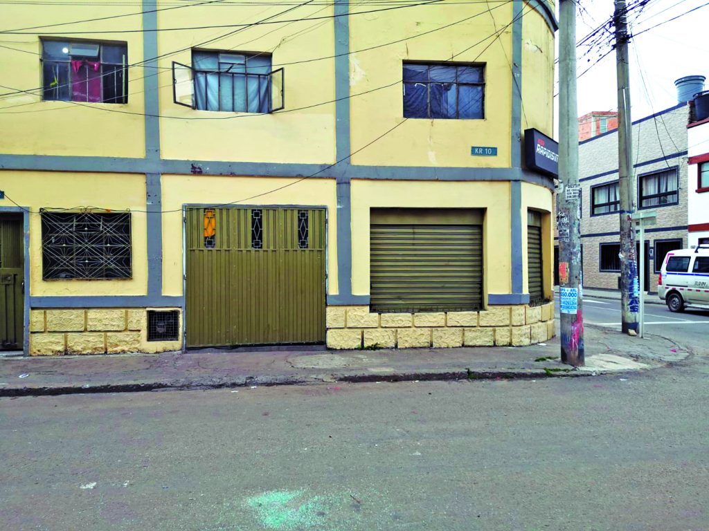 Asesinan a Jhonatan con una puñalada en el pecho Un lamentable episodio se vivió en la noche del sábado en las calles del barrio Abraham Lincoln, en la localidad de Tunjuelito, donde Jhonatan Steven Hernández Castillo (29 años) fue apuñalado en el corazón, en hechos que son materia de investigación.