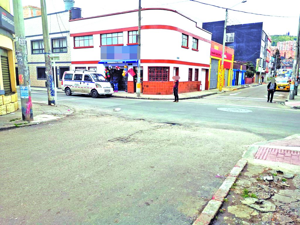 Asesinan a Jhonatan con una puñalada en el pecho Un lamentable episodio se vivió en la noche del sábado en las calles del barrio Abraham Lincoln, en la localidad de Tunjuelito, donde Jhonatan Steven Hernández Castillo (29 años) fue apuñalado en el corazón, en hechos que son materia de investigación.