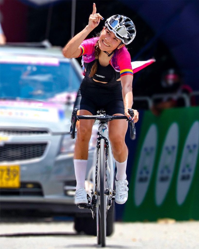 La venezolana se consagró campeona en Bogotá 2 La venezolana se consagró campeona en Bogotá La Ciclovía bogotana, que tradicionalmente transita por la carrera séptima, este domingo se vio interrumpida por uno de los eventos deportivos más importantes del país, la Vuelta a Colombia Femenina. En ese sector se disputó la etapa final sobre un circuito de 12,6 km, que cruzó sectores como la Avenida Circunvalar, la carrera 5, rodeando el Parque Nacional.