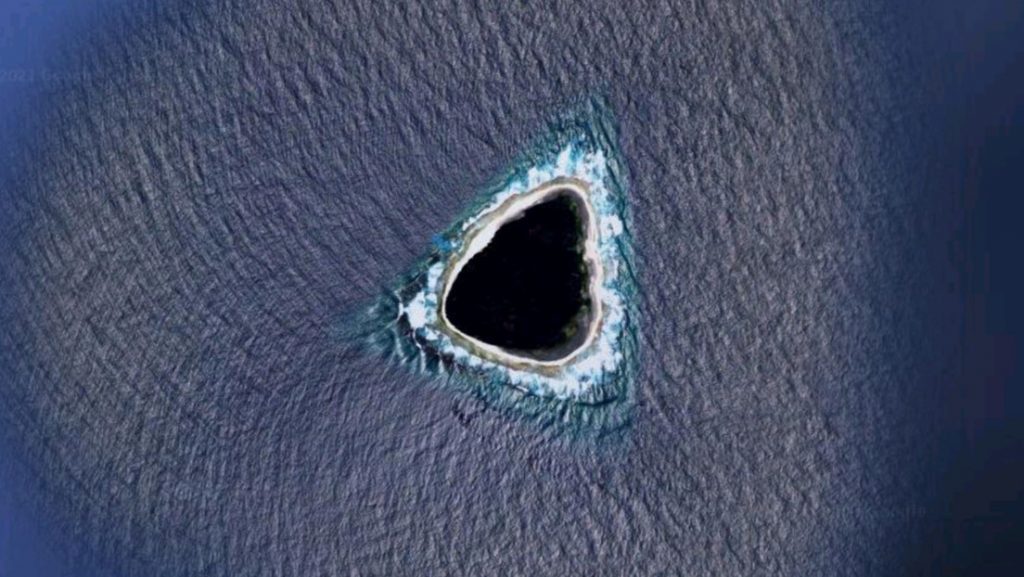 El rarísimo punto negro en el océano, según Google Maps En redes sociales los cibernautas comenzaron a especular sobre qué será este extraño ‘agujero negro’ que aparece en el centro del océano Pacífico, al norte de Australia. Algunos creen que por algún motivo Google Maps decidió censurar la imagen, otros opinan que se trataría de una isla poblada de árboles, por lo que da la impresión que es negra, y finalmente alguien más explicó que se trataría de la isla deshabitada Vostok (Rusia).