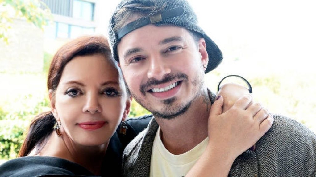 Madre de J Balvin se pronunció sobre la canción 'Perra' Doña Alba Mery Balvin, madre del reconocido cantante de música urbana J Balvin, habló sobre la polémica canción 'Perra' de su hijo, por la que ha sido blanco de críticas en los últimos días. La respuesta de la progenitora del se dio en medio de un evento de Corantioquia.