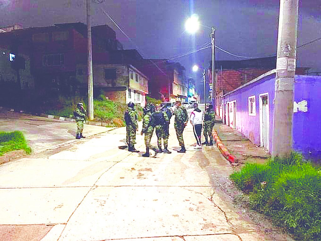Por defender a una pareja en robo asesinaron al soldado Bucurú El instinto protector y la intención de ayudar al prójimo siempre, fuera la situación que fuera, llevaron al soldado José Luis Bucurú Ariza a enfrentarse a tres delincuentes que estaban atracando a una pareja, todo por defenderlos y evitar que ellos fueran víctimas de estos bandidos.Lo que no esperó fue que en medio del forcejeo, uno de los sujetos que sostenía un revólver iba a tener las agallas de dispararle y ponerle fin a su vida, acabando así con la alegría de sus seres queridos.