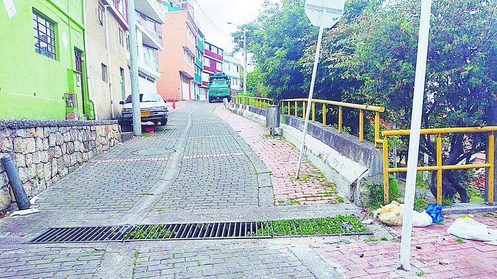 A Carlos lo encontraron con un tiro en la cabeza en un pastizal El sexto sentido de una vecina del barrio Las Delicias del Carmen (Usaquén) la llevó a desenredar un macabro misterio: un joven a quien ella había visto a primeras horas del martes tendido en una zona verde, en los límites del barrio, resultó ser Carlos Enrique Yopasa Benitez, de 23 años, a quien le propinaron un disparo en su cabeza.