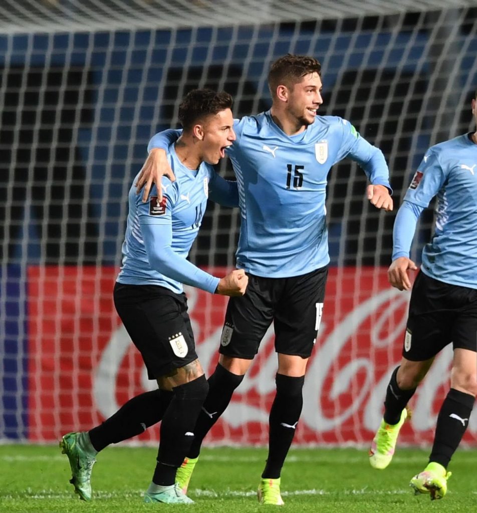 Tabárez paró un equipo con Brian Rodríguez y ¡sin Édinson Cavani! 1 Tabárez paró un equipo con Brian Rodríguez y ¡sin Édinson Cavani! En el fútbol las estrategias y los engaños no solo se hacen con el balón en la cancha, desde los días previos se especula con las posibles nóminas inicialistas para despistar al rival. Al parecer, a esto es a lo que están jugando los uruguayos, quienes este miércoles pararon una nómina sorpresiva en su último entrenamiento previo al partido de mañana contra Colombia.