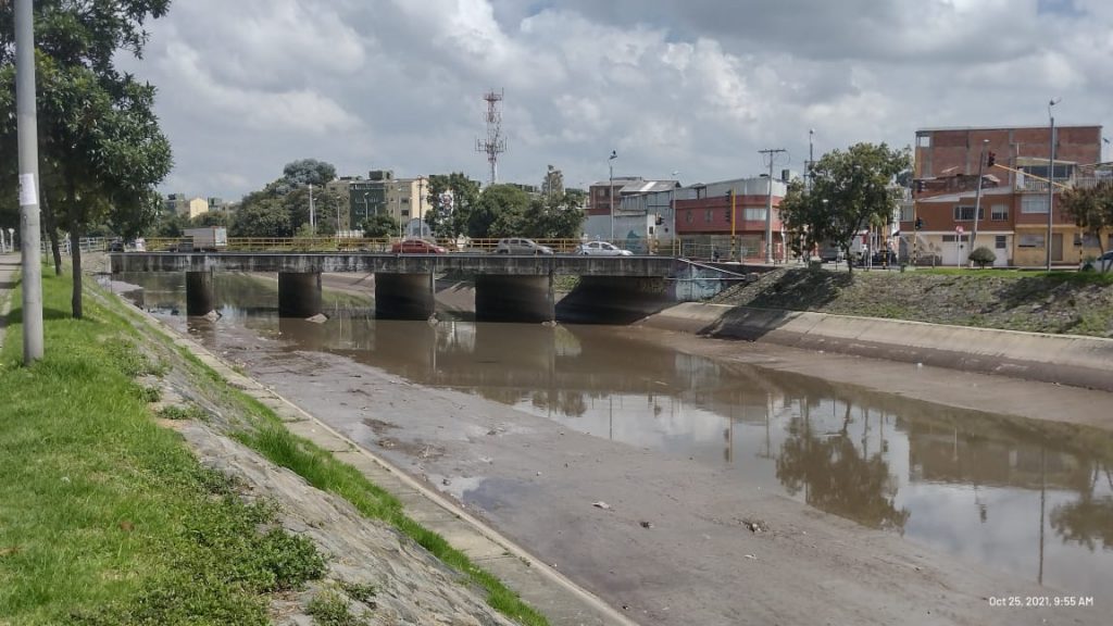 Reciclador encontró cadáver en un caño en el barrio La Libertad 1 Reciclador encontró cadáver en un caño en el barrio La Libertad Las lluvias de los últimos días en Bogotá no solo han dejado calles como ríos, sino además, han provocado que los afluentes se desborden a tal punto que extraigan de sus aguas macabras imágenes como la que vieron ayer los habitantes del barrio La Libertad en Barrios Unidos, pues en el caño que atraviesa la localidad las aguas arrastraron un cuerpo sin vida de un hombre.