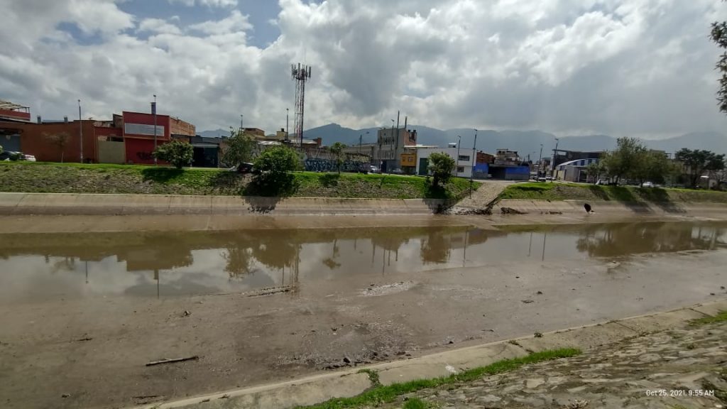 Reciclador encontró cadáver en un caño en el barrio La Libertad 2 Reciclador encontró cadáver en un caño en el barrio La Libertad Las lluvias de los últimos días en Bogotá no solo han dejado calles como ríos, sino además, han provocado que los afluentes se desborden a tal punto que extraigan de sus aguas macabras imágenes como la que vieron ayer los habitantes del barrio La Libertad en Barrios Unidos, pues en el caño que atraviesa la localidad las aguas arrastraron un cuerpo sin vida de un hombre.