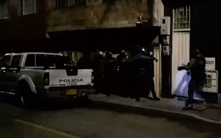 Banda se dedicaba a robar dinero en cajeros automáticos El Plan de Intervención a Bogotá sigue dando sorprendentes resultados en su búsqueda por reducir los hechos delictivos que tienen a la ciudadanía mamada. En las últimas horas, la Policía Metropolitana de Bogotá anunció la desarticulación del grupo delincuencial denominado ‘Arcadia’, compuesto por cuatro bandidos que se la pasaban robando los dineros de los cajeros automáticos en dos localidades de la capital y durante los últimos cuatro años. La investigación destapó el modus operandi con el que se hacían la platica.