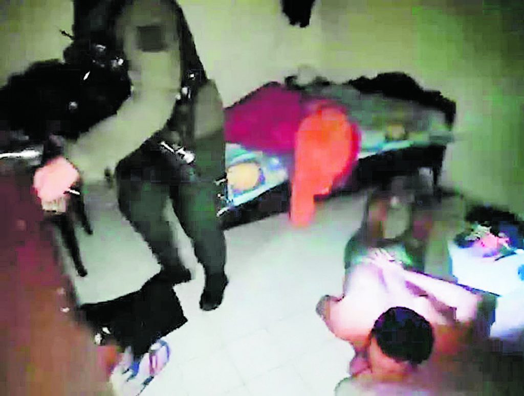 Banda se dedicaba a robar dinero en cajeros automáticos El Plan de Intervención a Bogotá sigue dando sorprendentes resultados en su búsqueda por reducir los hechos delictivos que tienen a la ciudadanía mamada. En las últimas horas, la Policía Metropolitana de Bogotá anunció la desarticulación del grupo delincuencial denominado ‘Arcadia’, compuesto por cuatro bandidos que se la pasaban robando los dineros de los cajeros automáticos en dos localidades de la capital y durante los últimos cuatro años. La investigación destapó el modus operandi con el que se hacían la platica.