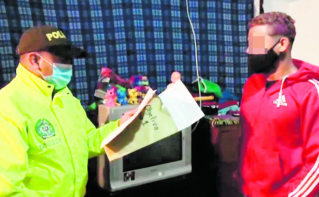 Banda se dedicaba a robar dinero en cajeros automáticos El Plan de Intervención a Bogotá sigue dando sorprendentes resultados en su búsqueda por reducir los hechos delictivos que tienen a la ciudadanía mamada. En las últimas horas, la Policía Metropolitana de Bogotá anunció la desarticulación del grupo delincuencial denominado ‘Arcadia’, compuesto por cuatro bandidos que se la pasaban robando los dineros de los cajeros automáticos en dos localidades de la capital y durante los últimos cuatro años. La investigación destapó el modus operandi con el que se hacían la platica.