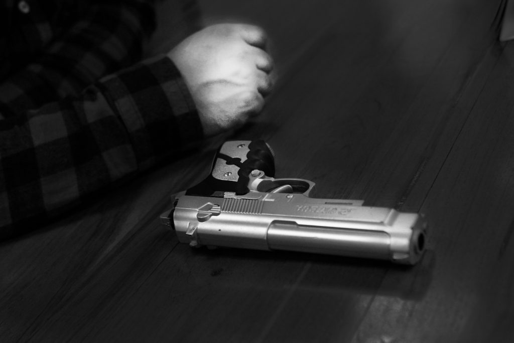 Desde la próxima semana se regularizará el porte de armas 2 Desde la próxima semana se regularizará el porte de armas Desde Montería, el ministro de Defensa, Diego Molano, anunció la firma del decreto de control y regulación de las armas traumáticas en el país.