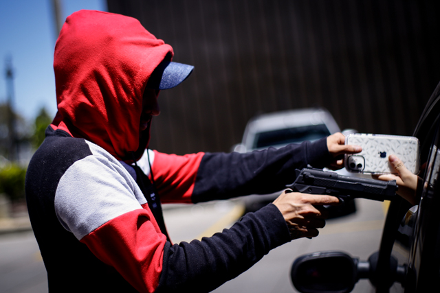 Estas son las horas preferidas de los ladrones 1 Estas son las horas preferidas de los ladrones Sin dar ninguna clase de tregua a las autoridades y mucho menos a la ciudadanía, el crimen sigue haciendo de las suyas en cada una de las ciudades del país. Los índices de criminalidad llegan a tal punto que hoy en día los expertos en seguridad ya pueden calcular casi con exactitud los días y las horas exactas en las cuales ocurren la mayoría de delitos en nuestro territorio.