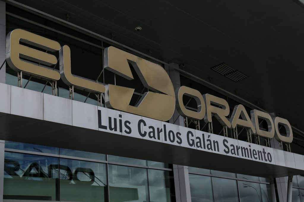 Tanto salida como llegada de vuelos se retrasan en El Dorado 1 Tanto salida como llegada de vuelos se retrasan en El Dorado La Aeronáutica Civil informó en la mañana de este viernes que por sobredemanda, se tienen previstas algunas demoras en los vuelos que salgan y aterricen el día de hoy en el Aeropuerto El Dorado de Bogotá.