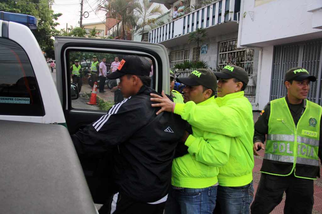 Estas son las horas preferidas de los ladrones 2 Estas son las horas preferidas de los ladrones Sin dar ninguna clase de tregua a las autoridades y mucho menos a la ciudadanía, el crimen sigue haciendo de las suyas en cada una de las ciudades del país. Los índices de criminalidad llegan a tal punto que hoy en día los expertos en seguridad ya pueden calcular casi con exactitud los días y las horas exactas en las cuales ocurren la mayoría de delitos en nuestro territorio.
