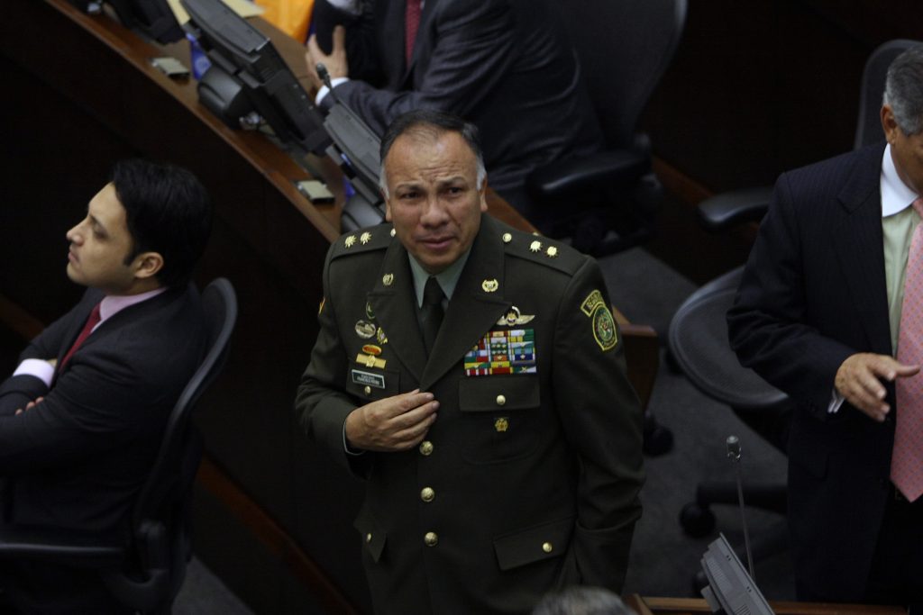 A excomandante Patiño imputarán cargos en caso de homicidio 1 A excomandante Patiño imputarán cargos en caso de homicidio Este jueves, desde Cartagena, el fiscal general, Francisco Barbosa, anunció que se imputarán cargos contra el general en retiro y entonces comandante de la Policía de Bogotá, Francisco Patiño, por presuntamente participar en el ocultamiento y destrucción de pruebas en el caso del homicidio del grafitero Diego Felipe Becerra en 2011.