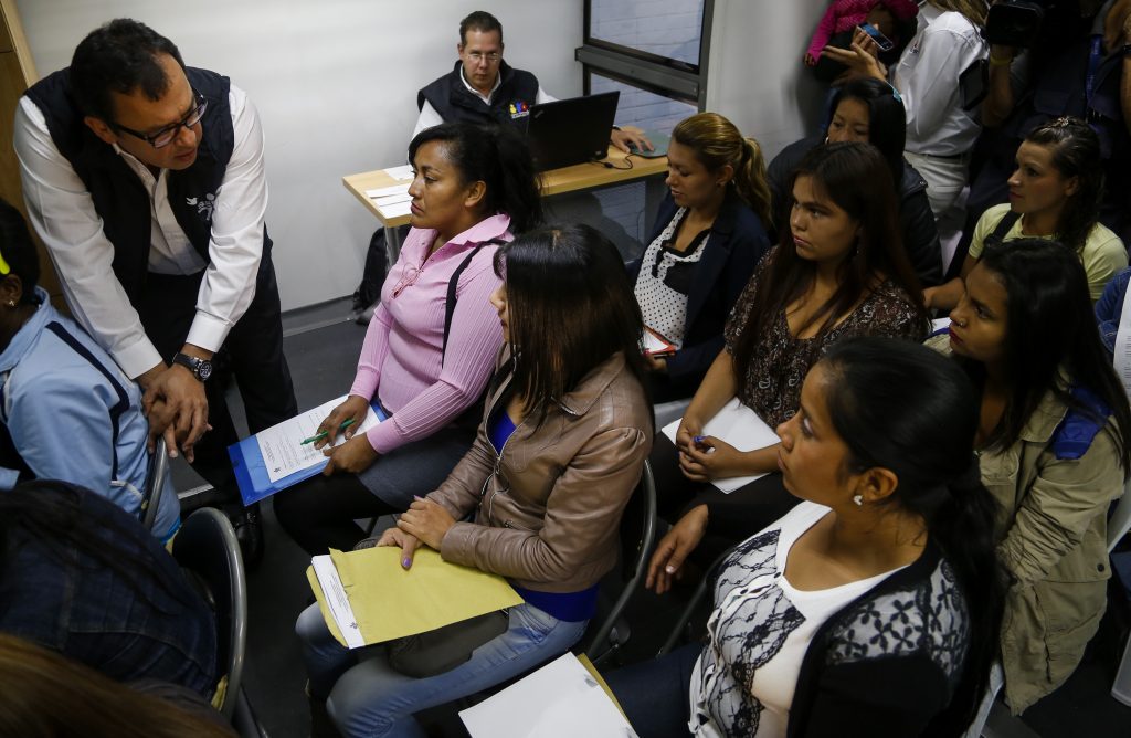 Así afectó a Colombia la pandemia en el 2020 Un informe reveló que para el año 2020 el empleo tuvo un retroceso de alrededor de 20 años debido a las medidas de aislamiento que terminó en la reducción de puestos de trabajo, desplazando la población al desempleo y la inactividad.