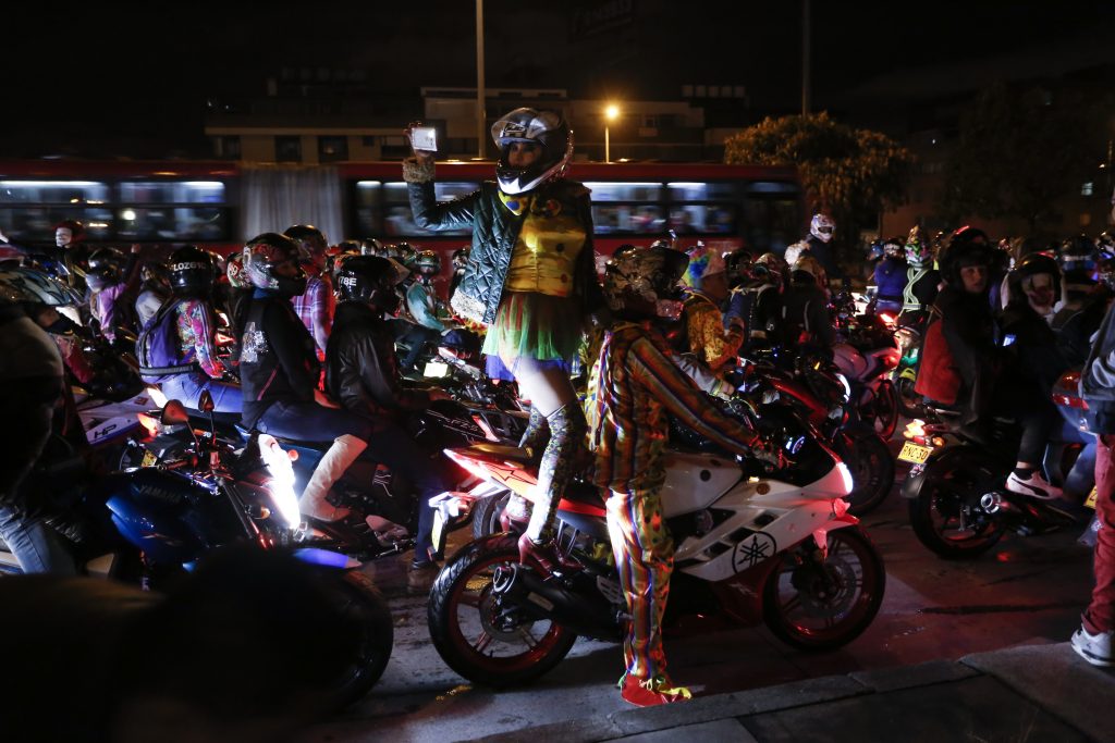 Alcaldía restringe acompañante en moto durante puente festivo 3 Alcaldía restringe acompañante en moto durante puente festivo La Alcaldía de Bogotá anunció medidas preventivas para este puente festivo de Halloween. Dentro de los anuncios realizados se encuentra la restricción del parrillero en moto mayor de 14 años, medida que empezará a regir desde el viernes 29 de octubre a las 6 de la tarde, e irá hasta el lunes primero de noviembre a medianoche.