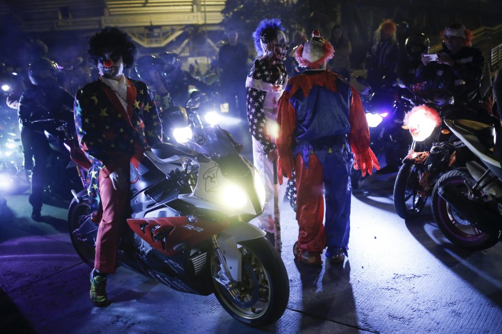 Alcaldía restringe acompañante en moto durante puente festivo 2 Alcaldía restringe acompañante en moto durante puente festivo La Alcaldía de Bogotá anunció medidas preventivas para este puente festivo de Halloween. Dentro de los anuncios realizados se encuentra la restricción del parrillero en moto mayor de 14 años, medida que empezará a regir desde el viernes 29 de octubre a las 6 de la tarde, e irá hasta el lunes primero de noviembre a medianoche.
