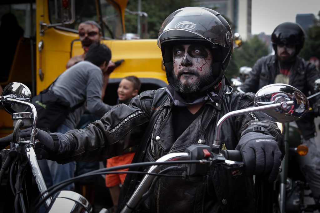Alcaldía restringe acompañante en moto durante puente festivo 1 Alcaldía restringe acompañante en moto durante puente festivo La Alcaldía de Bogotá anunció medidas preventivas para este puente festivo de Halloween. Dentro de los anuncios realizados se encuentra la restricción del parrillero en moto mayor de 14 años, medida que empezará a regir desde el viernes 29 de octubre a las 6 de la tarde, e irá hasta el lunes primero de noviembre a medianoche.