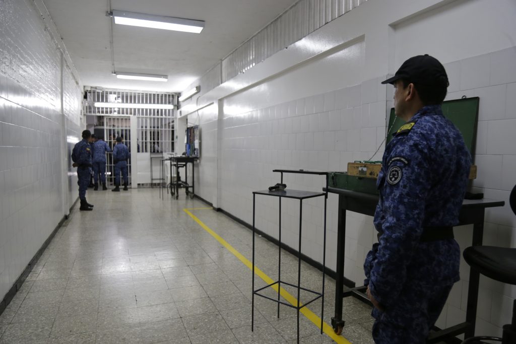 Por tortura, a investigación dragoneantes de La Modelo 2 Por tortura, a investigación dragoneantes de La Modelo Ante el juez 35 con función de control de garantías, la Fiscalía General reveló que de acuerdo con la investigación desarrollada por los hechos que rodearon los amotinamientos que se registraron en el interior de la cárcel La Modelo de Bogotá, el 21 de marzo de 2020, un grupo de dragoneantes del Instituto Nacional Penitenciario y Carcelario (Inpec) habrían torturado a las personas privadas de la libertad.