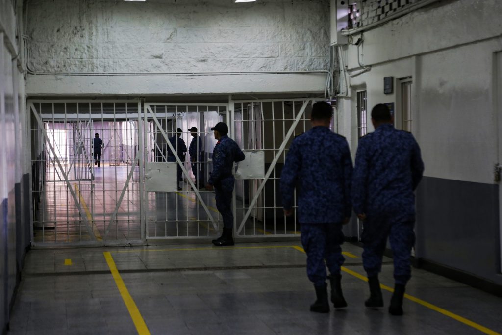 Por tortura, a investigación dragoneantes de La Modelo 3 Por tortura, a investigación dragoneantes de La Modelo Ante el juez 35 con función de control de garantías, la Fiscalía General reveló que de acuerdo con la investigación desarrollada por los hechos que rodearon los amotinamientos que se registraron en el interior de la cárcel La Modelo de Bogotá, el 21 de marzo de 2020, un grupo de dragoneantes del Instituto Nacional Penitenciario y Carcelario (Inpec) habrían torturado a las personas privadas de la libertad.