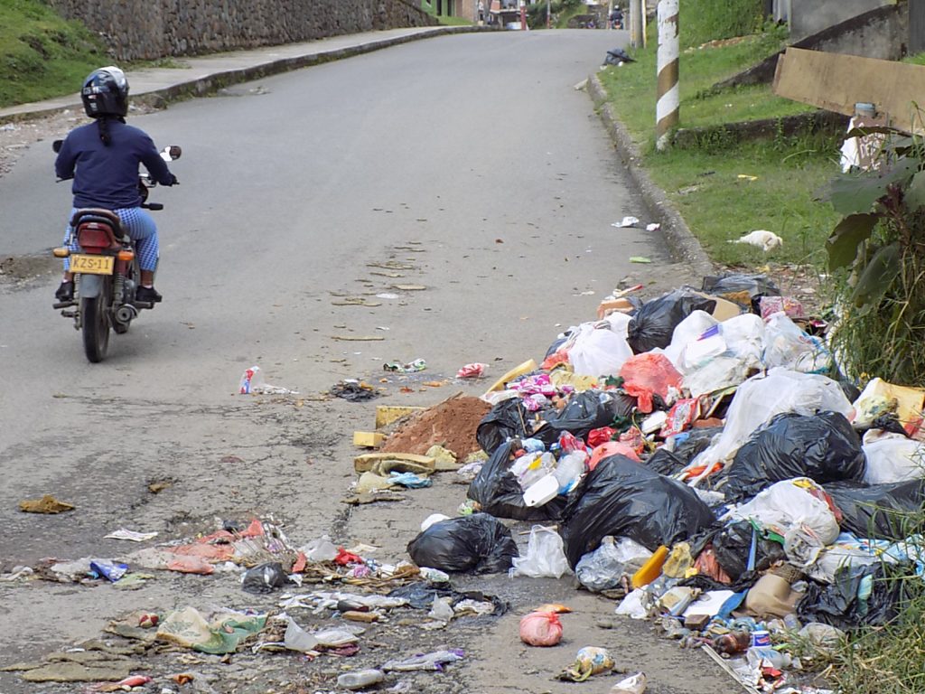En Kennedy, Fontibón y Bosa llevan 20 días sin recoger la basura 1 En Kennedy, Fontibón y Bosa llevan 20 días sin recoger la basura En las últimas horas se han multiplicado las denuncias de miles de habitantes de las localidades de Kennedy, Bosa y Fontibón, que se encuentran invadidos por enormes cúmulos de basuras en andenes y vías junto a sus viviendas.