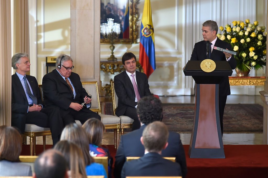Por millonarias donaciones le dieron la nacionalidad colombiana 1 Por millonarias donaciones le dieron la nacionalidad colombiana El millonario estadounidense Howard Buffett recibió la nacionalidad colombiana de manos del presidente Iván Duque, quien expresó su agradecimiento por las donaciones del filántropo al país.