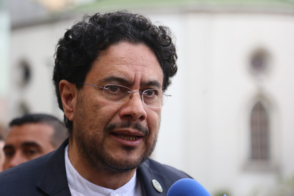 Cuatro menores habrían muerto en operativo contra alias 'Fabián' El senador Iván Cepeda denunció este jueves que cuatro de los ocho muertos reportados en la operación adelantada el pasado 16 de septiembre por las Fuerzas Militares contra Ángel Padilla Romero, alias `'Fabián',´ jefe del frente Occidental del Eln, corresponden a menores de edad, incluido un joven de 13 años, y tres más de 17 años.
