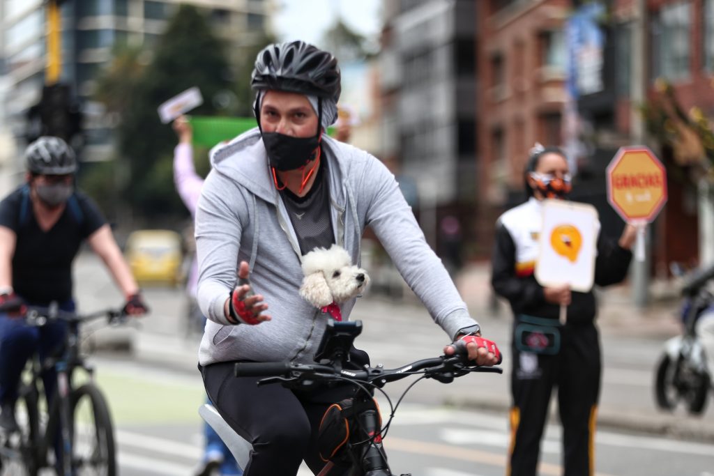 ¡Póngale ojo! Así podrá registrar su bicicleta de forma virtual Bogotá, considerada como una de las capitales mundiales de la bicicleta, avanza en el proceso de registro de las 'bicis', que les permite a los dueños comprobar ante las autoridades su propiedad en caso de ser víctima de un hurto. Ahora esta procedimiento se puede hacer de forma virtual.