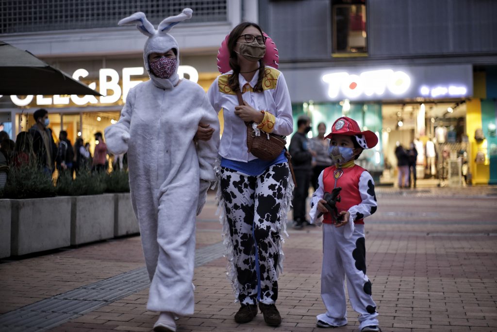 MinSalud dio las pautas para el uso de disfraces en Halloween Después de 19 meses de pandemia, este 31 de octubre los colombianos volverán a vivir la celebración de Halloween o Día de los Niños de manera presencial. Por eso, este miércoles el Ministerio de Salud entregó recomendaciones para niños y niñas, adolescentes y adultos, con el fin de evitar alteraciones de la salud.