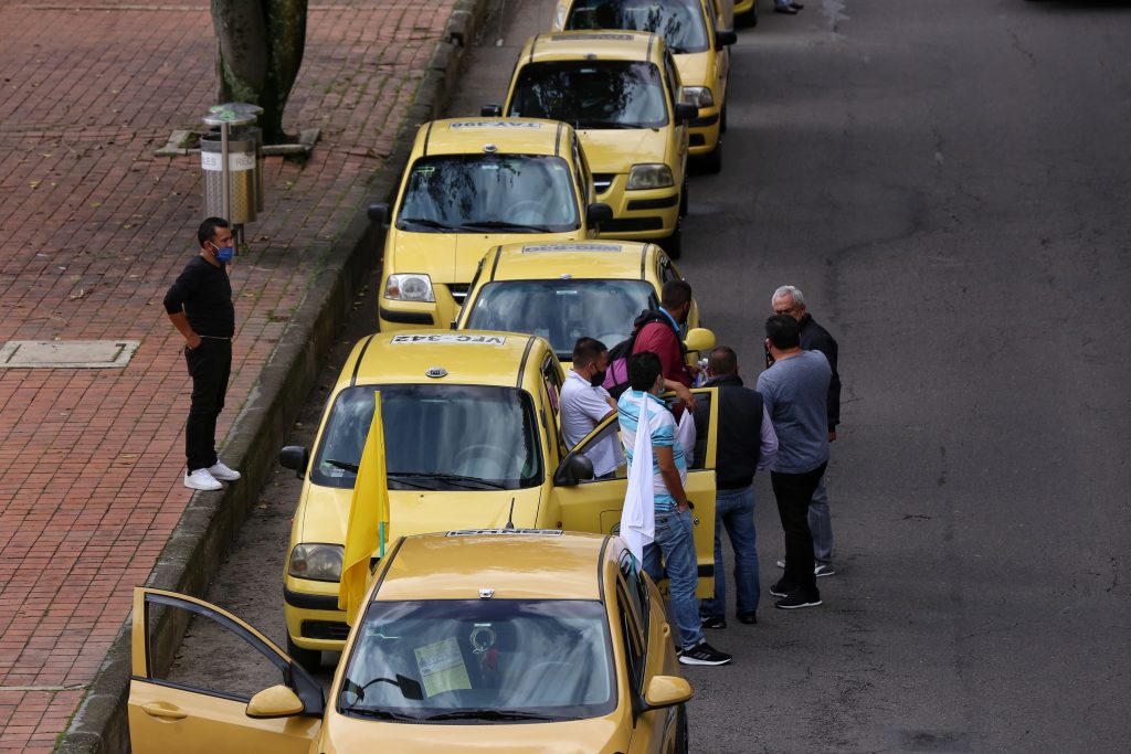 El podcast de historias de taxistas que podrá escuchar en RTVCPlay 5 El podcast de historias de taxistas que podrá escuchar en RTVCPlay Los taxistas con todas sus historias curiosas, así como paranormales, dramáticas o que parecen sacadas de una canción de Arjona que les suele ocurrir o ser testigos desde una silla de un taxi, hacen parte de los 23 relatos que buscan dar voz a un gremio que transporta cientos de historias en las calles colombianas en ‘Relatos Amarillos’.