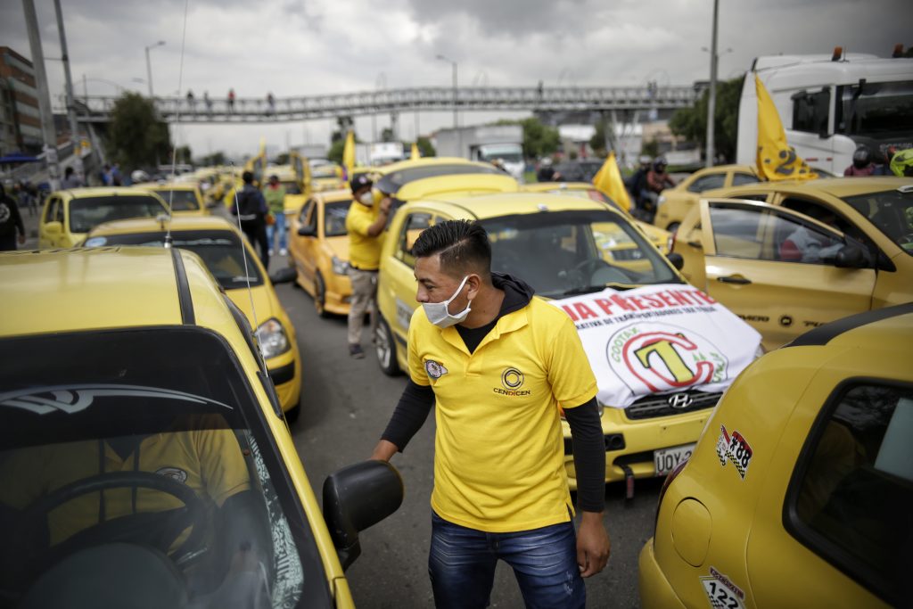 El podcast de historias de taxistas que podrá escuchar en RTVCPlay 3 El podcast de historias de taxistas que podrá escuchar en RTVCPlay Los taxistas con todas sus historias curiosas, así como paranormales, dramáticas o que parecen sacadas de una canción de Arjona que les suele ocurrir o ser testigos desde una silla de un taxi, hacen parte de los 23 relatos que buscan dar voz a un gremio que transporta cientos de historias en las calles colombianas en ‘Relatos Amarillos’.
