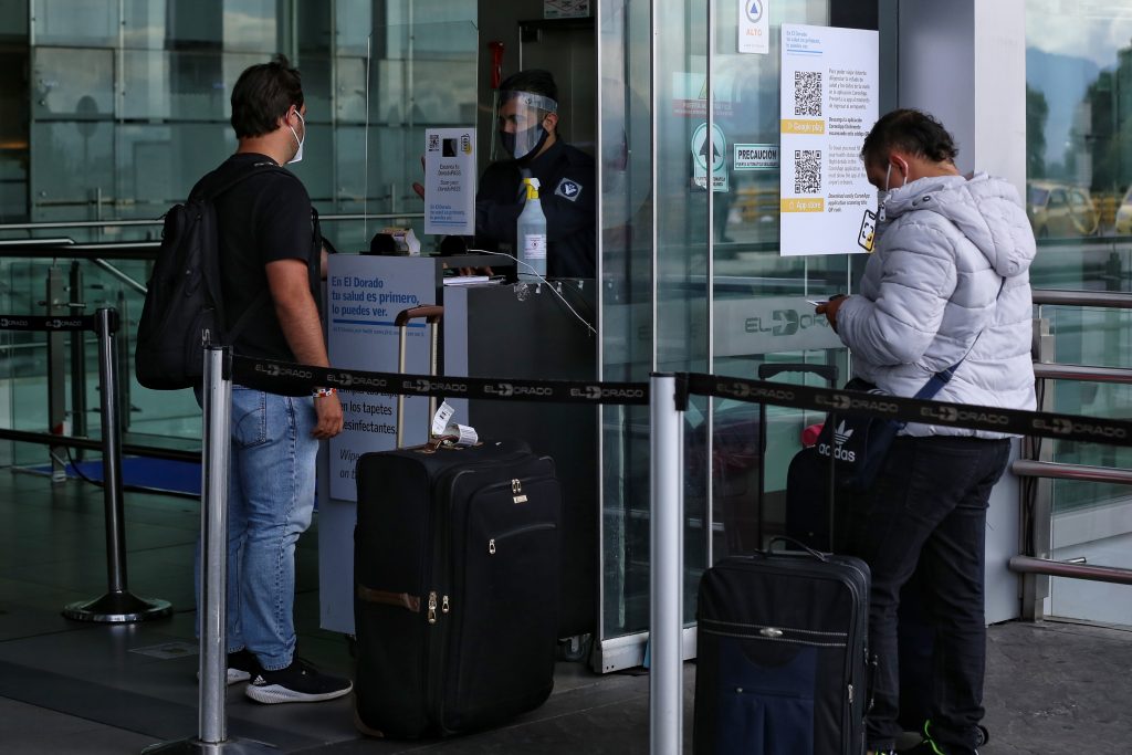 Países de la UE permiten viajeros colombianos sin restricciones La Unión Europea añadió este viernes formalmente a Argentina, Colombia, Perú y Namibia en la reducida lista de países extracomunitarios a los que considera que se puede viajar sin restricciones porque su situación epidemiológica respecto al coronavirus es igual o mejor que la de los Estados miembro.