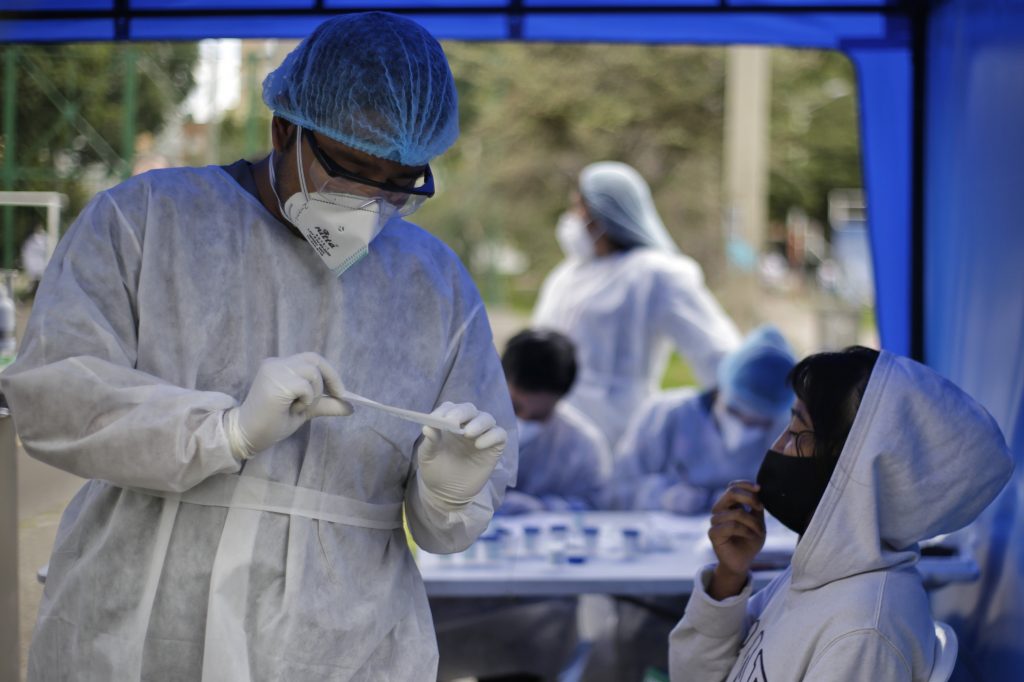 Las EPS no pueden negar prueba COVID a inmunizados 2 Las EPS no pueden negar prueba COVID a inmunizados Este viernes el Ministerio de Salud emitió nuevos lineamientos para uso de pruebas diagnósticas (antígenos y PCR) para COVID. En ellos reiteró la recomendación de aplicar pruebas a quienes ya fueron inmunizados si son sintomáticos o han tenido contactos estrechos con un caso positivo.