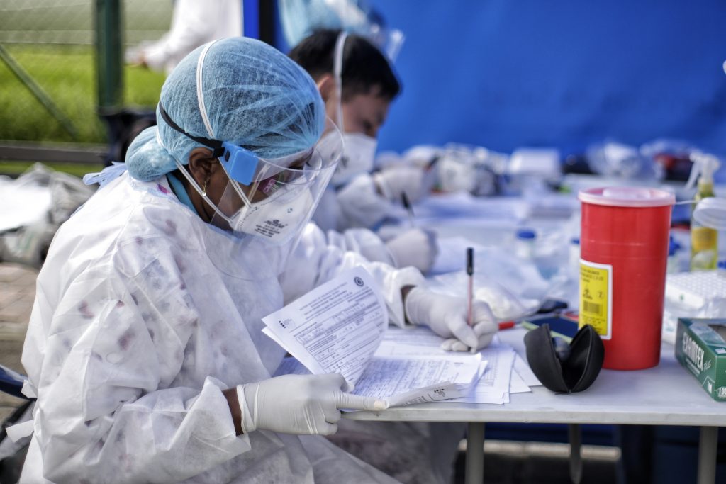 Las EPS no pueden negar prueba COVID a inmunizados 1 Las EPS no pueden negar prueba COVID a inmunizados Este viernes el Ministerio de Salud emitió nuevos lineamientos para uso de pruebas diagnósticas (antígenos y PCR) para COVID. En ellos reiteró la recomendación de aplicar pruebas a quienes ya fueron inmunizados si son sintomáticos o han tenido contactos estrechos con un caso positivo.