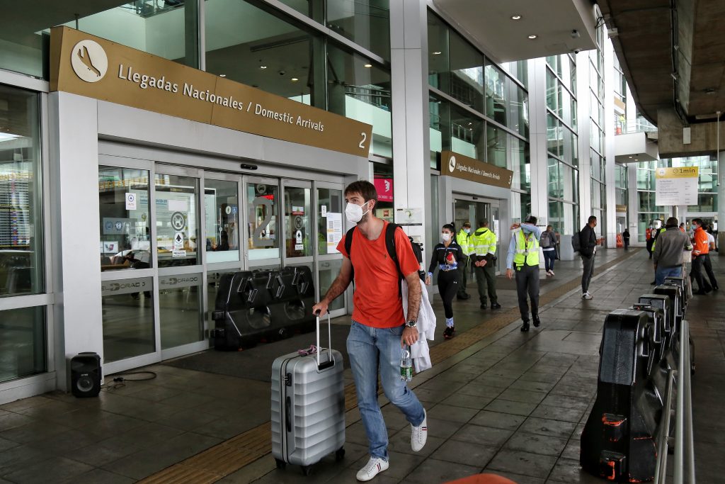 Desde el 8 de noviembre, para llegar a EE. UU. debe estar vacunado 1 Desde el 8 de noviembre, para llegar a EE. UU. debe estar vacunado Estados Unidos reabrirá sus fronteras a los visitantes extranjeros con vacunación completa contra el COVID-19 el 8 de noviembre, finalizando una prohibición que por más de 18 meses separó familias, obstaculizó el turismo y tensó los lazos diplomáticos con decenas de países.