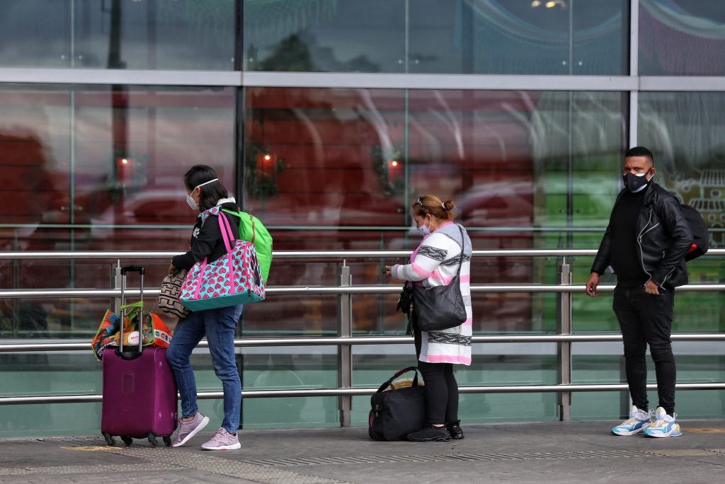 Países de la UE permiten viajeros colombianos sin restricciones La Unión Europea añadió este viernes formalmente a Argentina, Colombia, Perú y Namibia en la reducida lista de países extracomunitarios a los que considera que se puede viajar sin restricciones porque su situación epidemiológica respecto al coronavirus es igual o mejor que la de los Estados miembro.